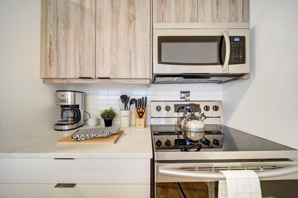 Luxurious Modern 2Br Condo Sleeps 5 Coffee, Ac, Wifi Галифакс Экстерьер фото