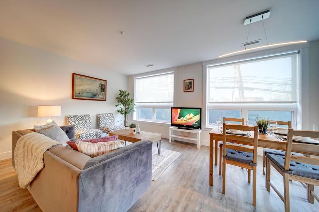 Luxurious Modern 2Br Condo Sleeps 5 Coffee, Ac, Wifi Галифакс Экстерьер фото