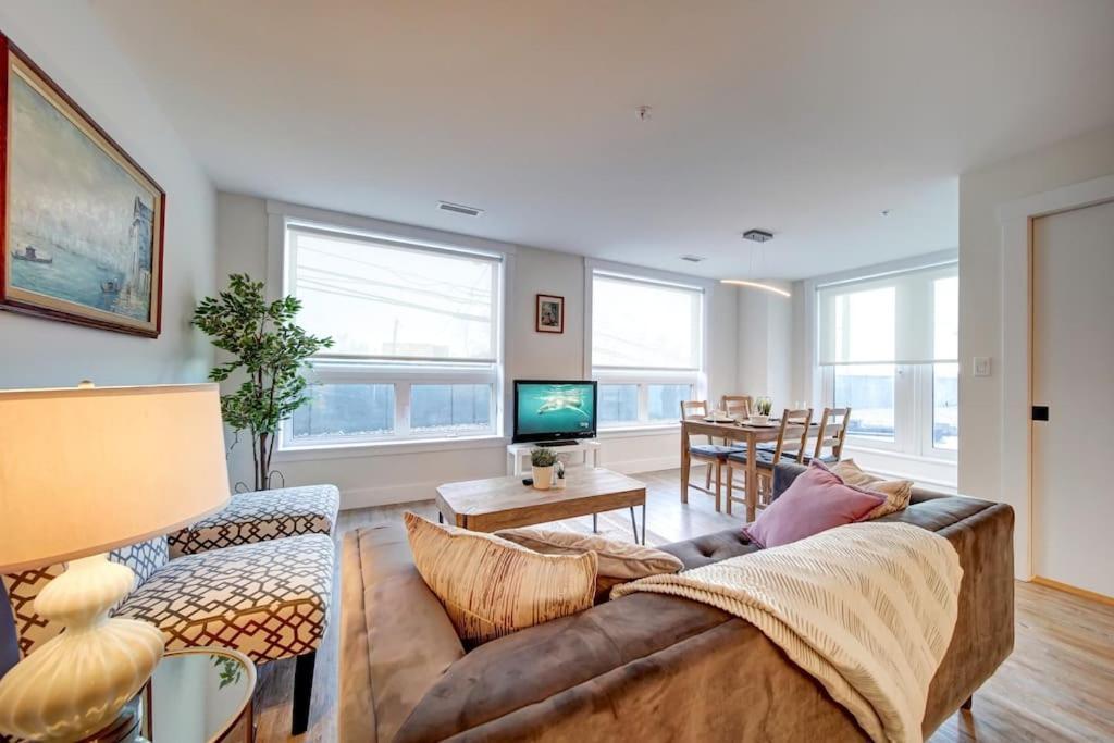 Luxurious Modern 2Br Condo Sleeps 5 Coffee, Ac, Wifi Галифакс Экстерьер фото
